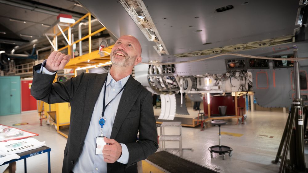 Atle Wøllo, direktør for Kongsberg Aviation Maintenance Services (Kams), inspiserer F-16 med halenummer 297 som nå er i ferd med å klargjøres for salg. 