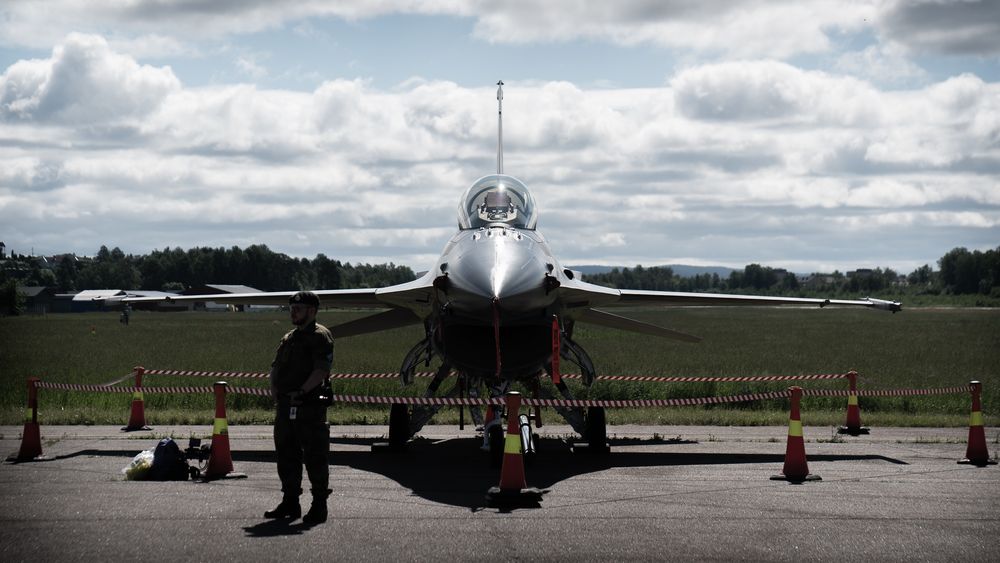 F-16 utstilt på Kjeller i juni da Forsvarsmateriell (FMA) og Kongsberg Aviation Maintenance Services AS (Kams) markerte at det siste flyet hadde vært gjennom faseettersyn.