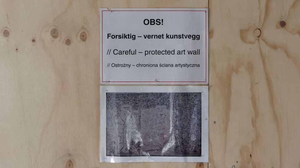 Det har vært mye debatt rundt kunsten på utsiden av både Høyblokka og Y-blokka. Men også innvendig er det mye, og gjennom etasjene er det mye som er beskyttet at finérplater, med advarsler om forsiktighet.