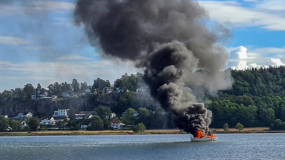 Brann i plastsnekke i Træla i Tønsberg i fjor sommer. Båtføreren hoppet i sjøen og kom uskadet fra hendelsen. Nå frykter forsikringsbransjen en ny ulykkessommer til sjøs.