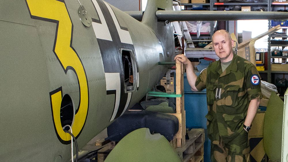 Major Anders Utgård, Sjef Luftforsvarsmuseet, ved Messerschmitt Bf 109 G-2/R6, «Gul 3».
