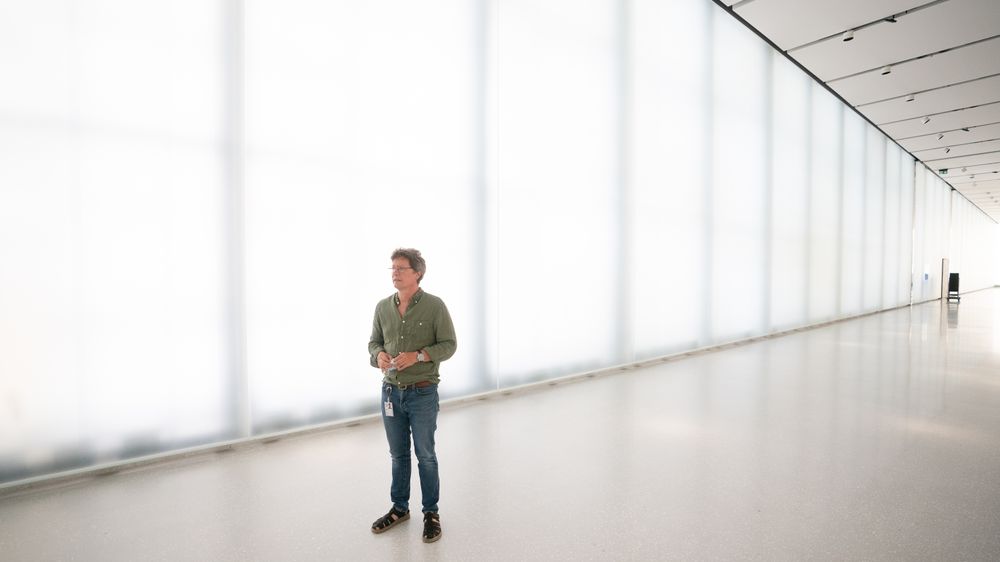Selv om bare 12 prosent av utelyset slipper gjennom glass- og marmorveggene, synes prosjektdirektør Jon Placht at det er mer enn lyst nok i den 130 meter lange Lyshallen (også kjent som Alabasthallen).