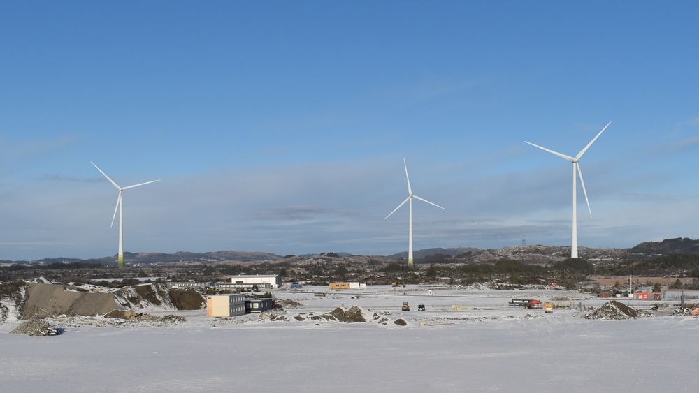 De tre vindturbinene i Haugaland næringspark skal egentlig ha hinderlys som bare slår seg på når et luftfartøy er i nærheten. 