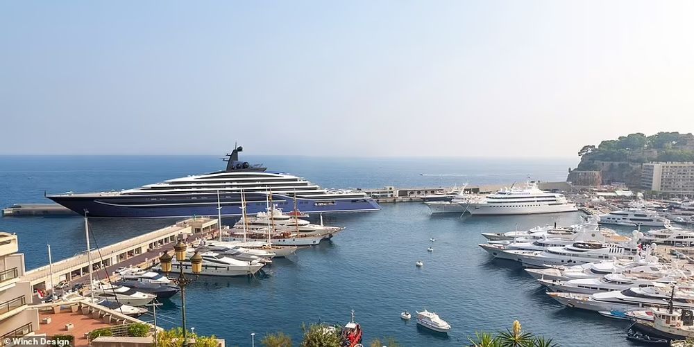 Med sine 222 meters lengde, synes luksusyachten godt i en yachthavn ved Middelhavet.