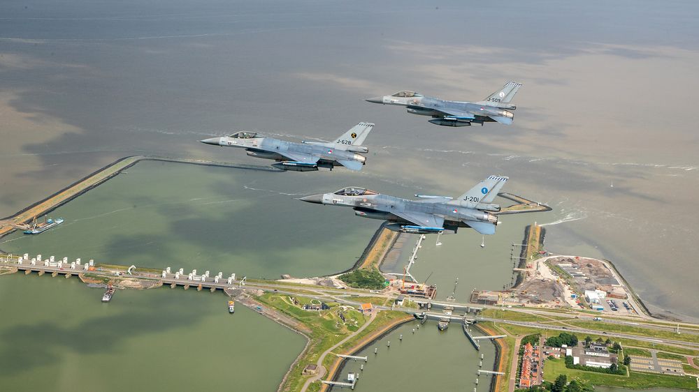 Tre nederlandske F-16 i formasjon over Afsluitdijk i forbindelse med flytypens farvel til Friesland tirsdag 22. juni.