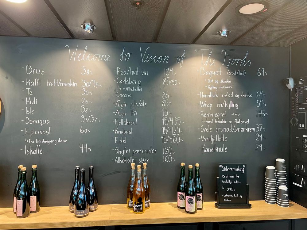 I Hardanger støtter næringen opp om lokale aktører. Her er drikkemenyen inne hos Vision of the Fjords.