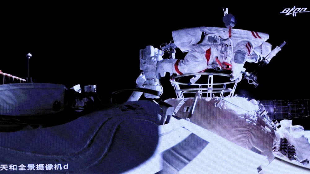Liu Boming på vei ut av romstasjonen.