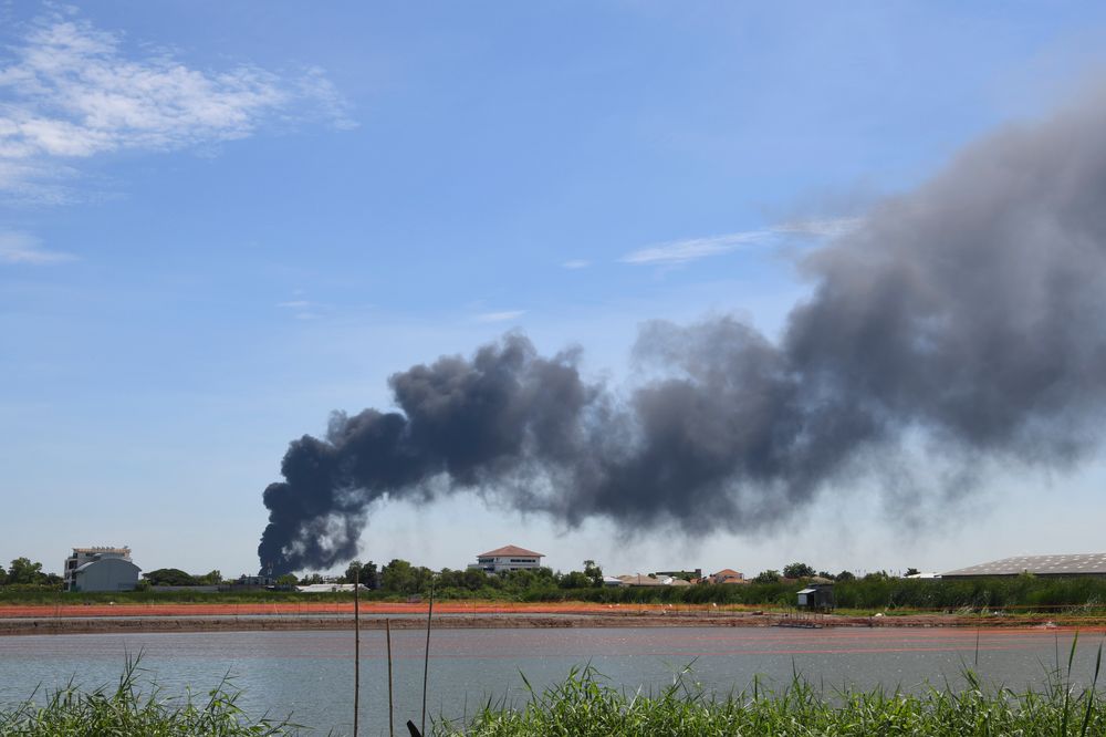 Røyk stiger til værs etter en eksplosjon på en fabrikk like ved hovedflyplassen i Bangkok.