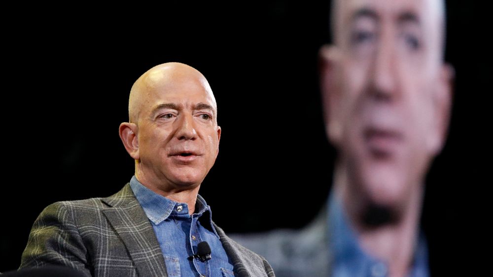 Jeff Bezos gir seg som daglig leder i Amazon, men vil fortsatt spille en nøkkelrolle i utviklingen av netthandelskjempen.