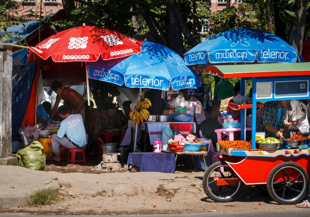 Gatebilde Myanmar med Telenor-logo