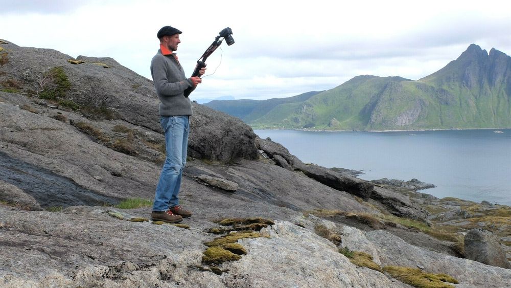 Bilde for bilde flytter Olivier Galland seg bortover langs fjellet i Lofoten.