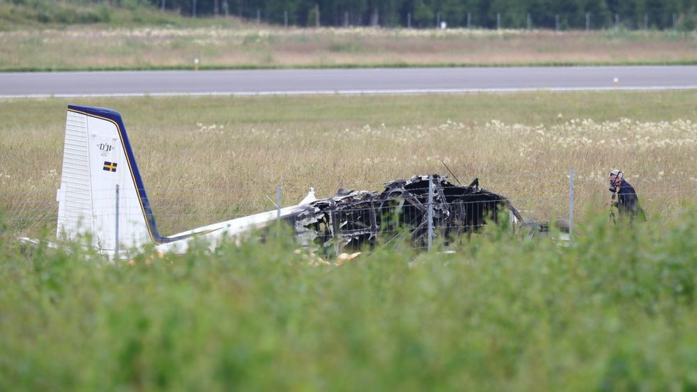 Flyvraket ligger på bakken i nærheten av flyplassen i Örebro. 