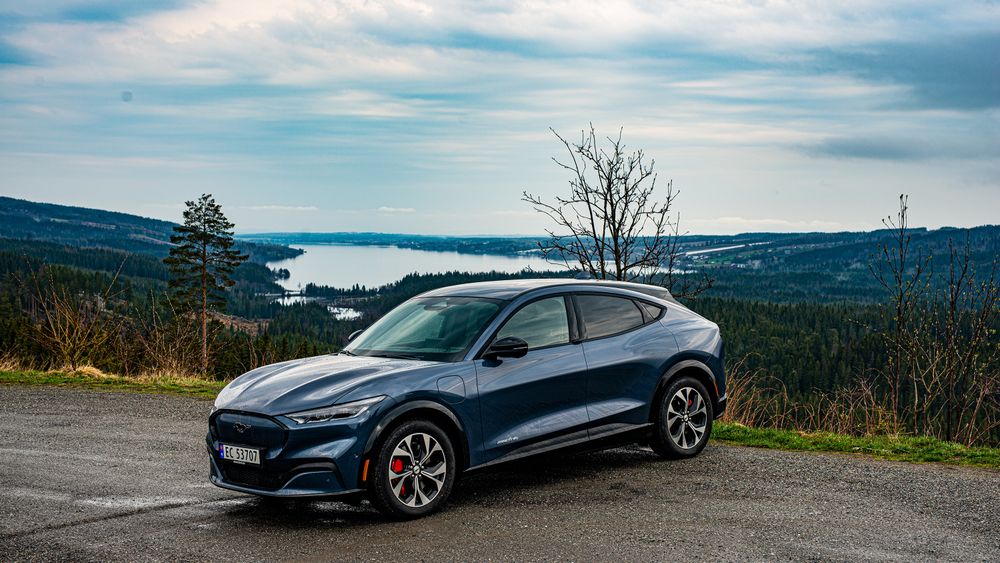 Ford Mustang Mach-e er én av bilene vi har opplevd irriterende ulyder i. Se videoen for å høre lyden.