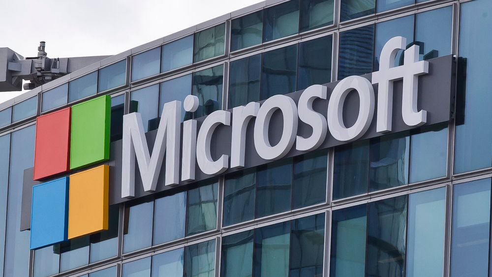 Microsoft har avdekket at et israelsk selskap solgte verktøy som er brukt av hackere til å spionere på over 100 kjente mennesker i mange land.