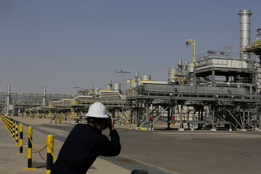 En fotograf tar bilder ved oljefeltet Khurais, 150 km nordøst for hovedstaden Riyadh. Saudi Aramco bekrefter nå en datalekkasje.