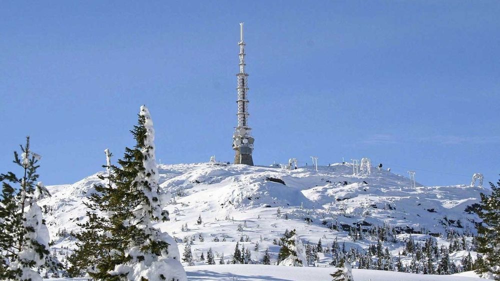 Det digitale bakkenettet består av 430 store sendere, som denne på Jonsknuten nær Kongsberg. I tillegg er det 530 mindre sendestasjoner i det såkalte skyggenettet. Kanskje kan arbeidet med TV over 5G bidra til bedre tjenester på sikt. 