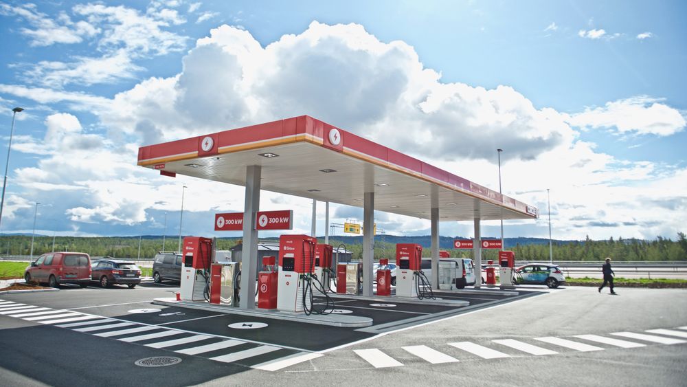 Lynlading med kortreist solenergi hos Circle K Kongsbergporten. Slike energistasjoner kan det bli flere av om få år.