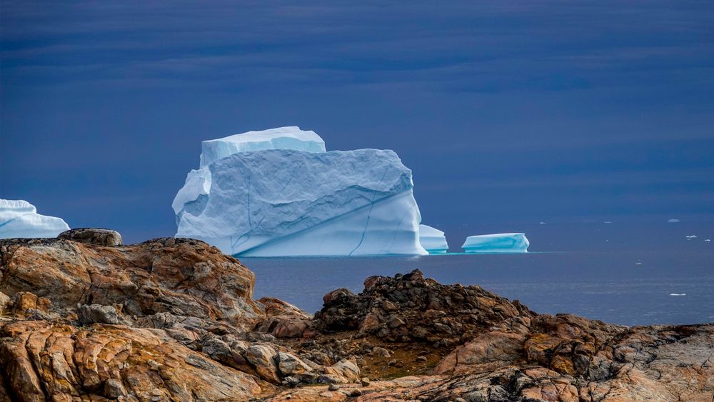 De siste dagene har det smeltet svært mye is på Grønland. Her ses et drivende isfjell i Sermilikfjorden på Øst-Grønland i 2018.
