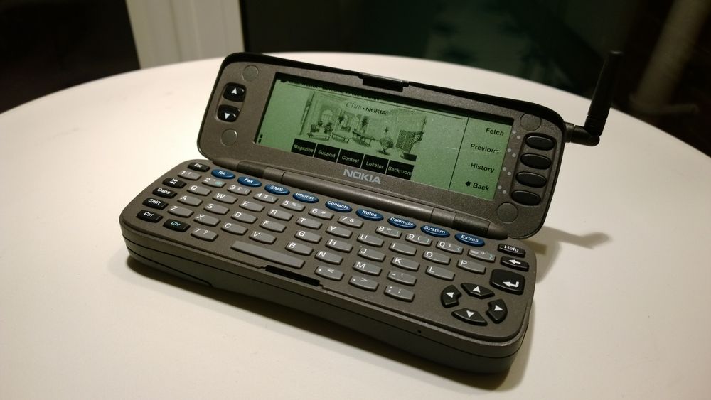 Nokia 9000 Communicator hadde stor skjerm og fysisk QWERTY-tastatur i tillegg til muligheten for internettaksess via mobilnettet.