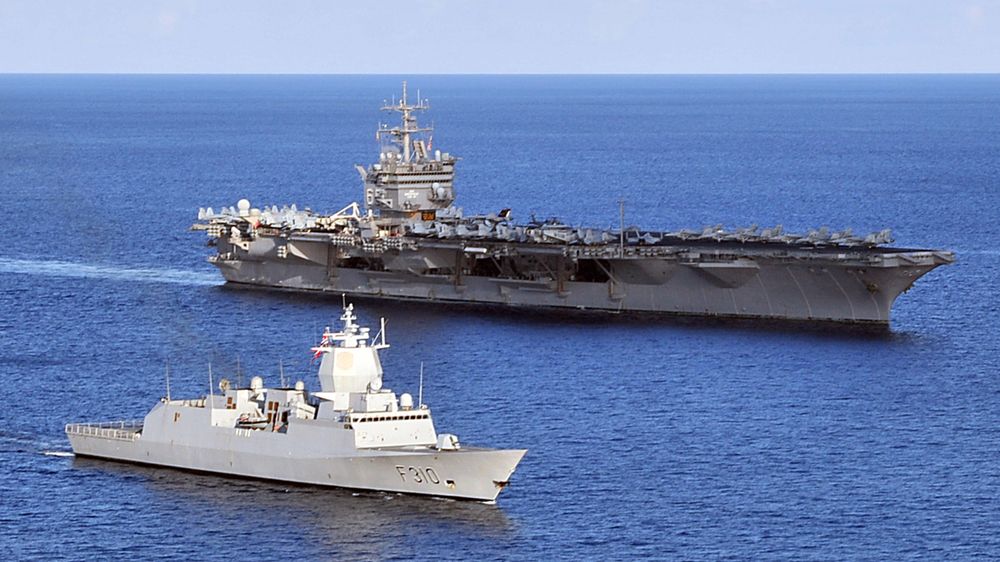 KNM Fridtjof Nansen sammen med hangarskipet USS Enterprise under Comptuex i oktober 2010. Elleve år etter skal fregatten igjen delta i en slik forberedende øvelse.