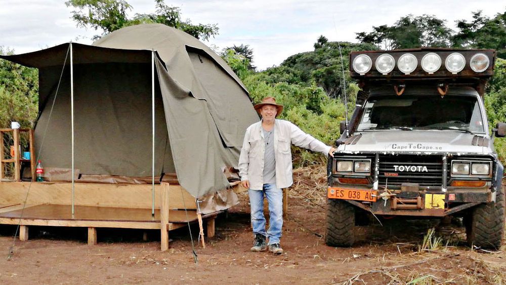 Truls Abrahamsen viser hvordan han bor mens han er på feltarbeid i Kamerun. 