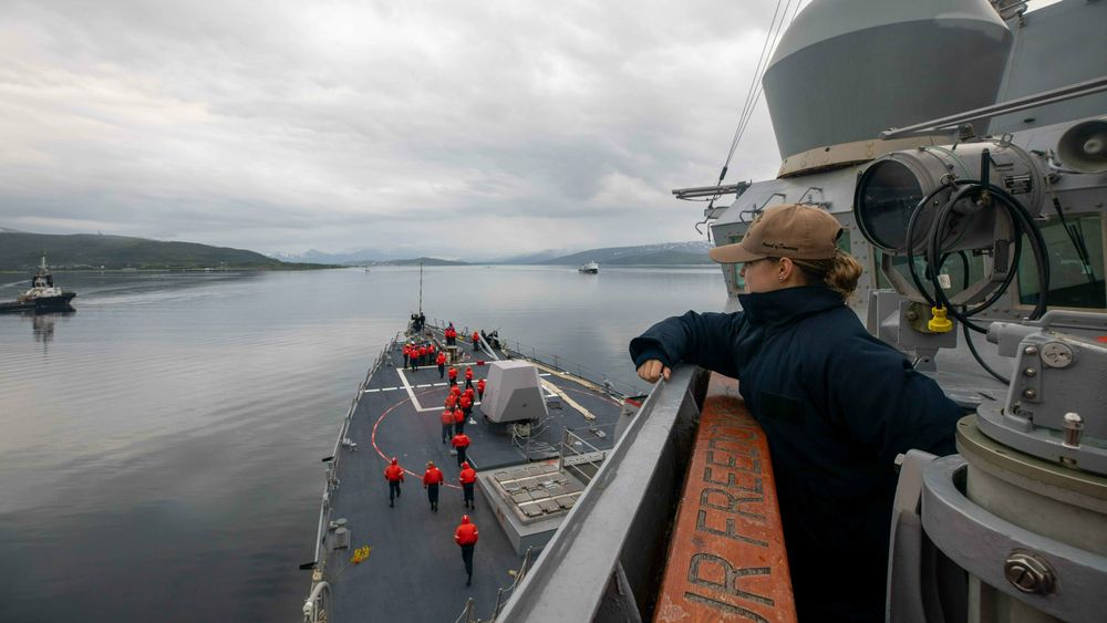 Bildet viser den amerikanske jageren USS Roosevelt som ankommer Tromsø 13. juli 2021. Forfalskede AIS-data viste at skipet befant seg i russisk territorialfarvann to dager senere. Da var det egentlig på øvelse sammen med et norsk marinefartøy utenfor Tromsø.