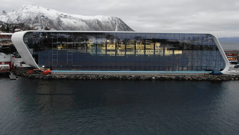 Det nye vernebygget er som en monter med ett stort utstillingsobjekt! Bygningsformen er inspirert av MS Finnmarken fra 1956.