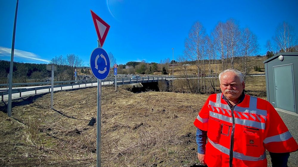 Prosjektleder Odd Johansen i Statens vegvesen på riksvei 4, ved rundkjøringa på Hadeland.