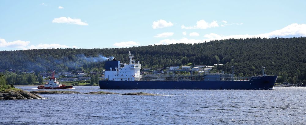 Gasstankeren Yara Nauma p vei inn Langesundfjorden på vei med ammoniakk til fabrikken på Herøya. Yara. Selskapet opererer en flåte på elleve skip for transport av NH3 til bruk i gjødselproduksjonen. 
