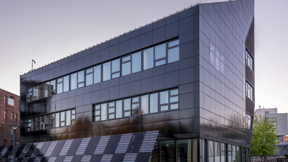 ZEB-laboratoriet i Trondheim brukes til å forske på bygg med null utslipp av klimagasser. Store deler av bygget er dekket av integrerte solceller. Alt i alt skal bygget produsere 150.000 kWh strøm i året.