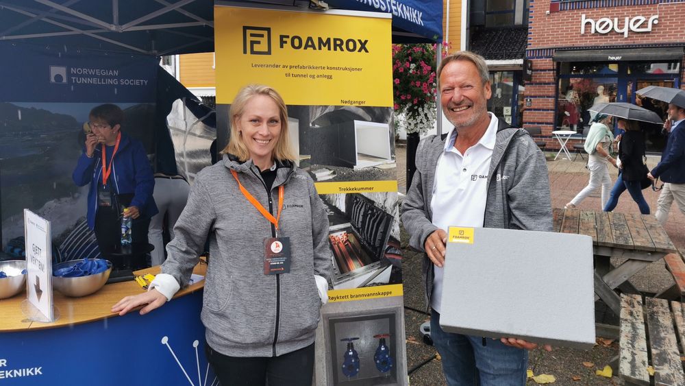 Under Arendalsuka 2021 står Foamrox på felles stand med Norsk Forening for Fjellsprengingsteknikk. F.v. markedsfører i Foamrox Kari Askeland og styreleder/produktutvikler Rolf Jakobsen som holder et Foamrox-element.