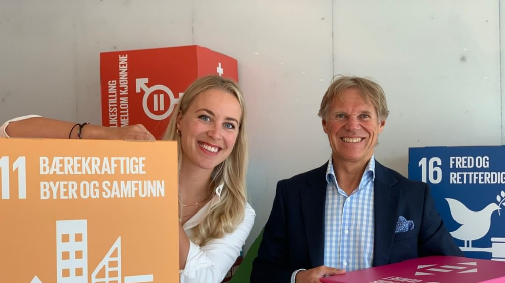 – Jeg går for at vi skal være best i Norge, sier Gina Marie Qvale, kommunikasjonsansvarlig for Rambølls bærekraftteam. Her omkranset av FNs bærekraftsmål, med administrerende direktør Ole Petter Thunes.