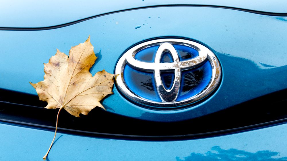 Toyota reduserer høstens produksjon fordi de ikke klarer å få tak i nok databrikker til bilene sine. 