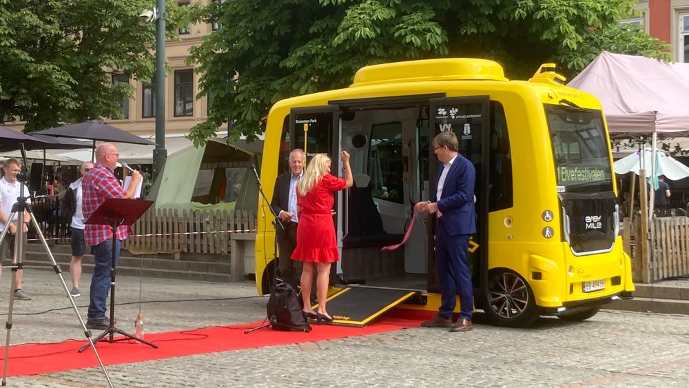 Konferansier Jan Erik Larssen, ordfører Monica Myrvold Berg og Terje Sundfjord, administrerende direktør i Brakar, åpnet Drammens første selvkjørte bussrute.