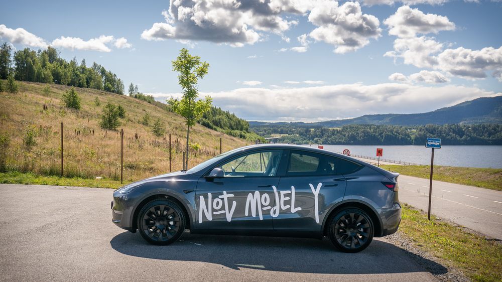 Tesla Model Y soler seg ved Minnesund