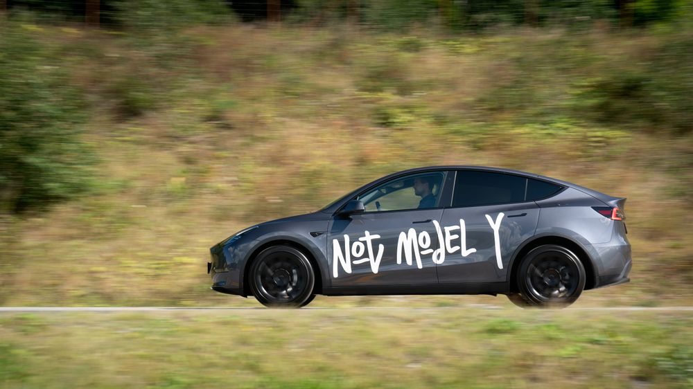 Det mest oppsiktsvekkende med testbilen vår var "Not a Model Y"-dekoret. Det spiller på da Boring Company, et av Elon Musks andre selskaper, solgte flammekastere som het "Not a flamethrower" i et humoristisk forsøk på å unngå eksportproblemer. Her fra kjøring ved Minnesund.