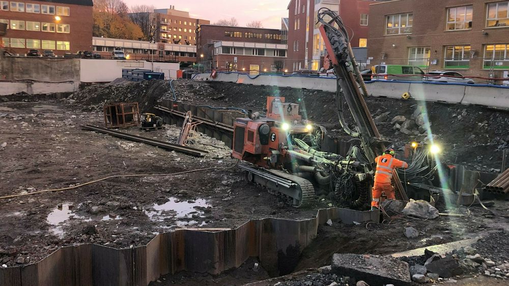 Regjeringen vil at byggenæringen skal redusere sine klimagassutslipp og skjerper kravene. Men alt som er under bakken, er unndratt nye regler, blant annet spunting – som her skjer på en byggeplass på Ensjø i Oslo.