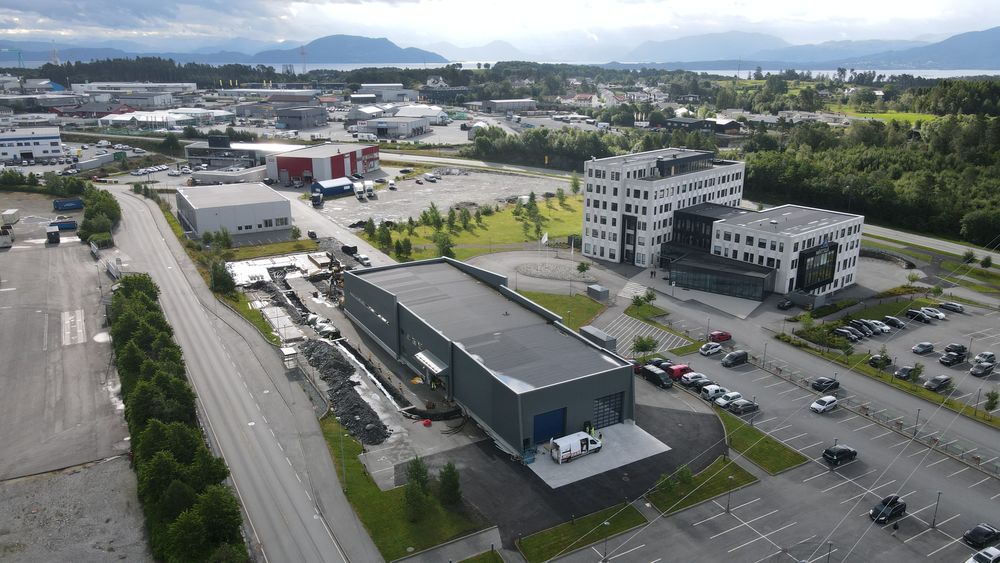 Norsk katapult Sustainable Energy med testsenteret Energy House i forgrunnen. Tomta til hydrogenanlegget gjøres klar rett på oversiden. 
