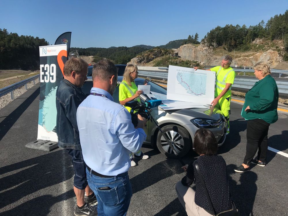 Her holder prosjektsjef Vidar Stormark frem et strekningskart som illustrerer tanken bak EL 39. Administrerende direktør Anette Aanesland orienterer statsminister Erna Solberg om planene.