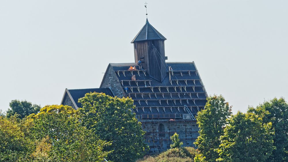 God og vel 30.000 spon dekker taket på kirken. Til venstre for tårnet nylagt spon som ennå ikke er tjæret. 