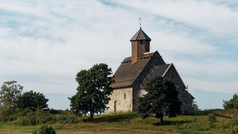 Tingelstad gamle kirke ble påbegynt i 1220 og er en av våre 159 middelalderkirker bygget i stein.  Feilaktig utført restaurering må nå gjøres om igjen.