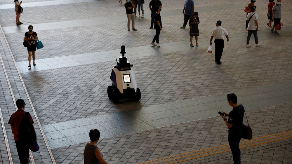 Den autonome roboten «Xavier» patruljerer et kjøpesenter mandag 6. september. Prøveperioden vil vare i tre uker.