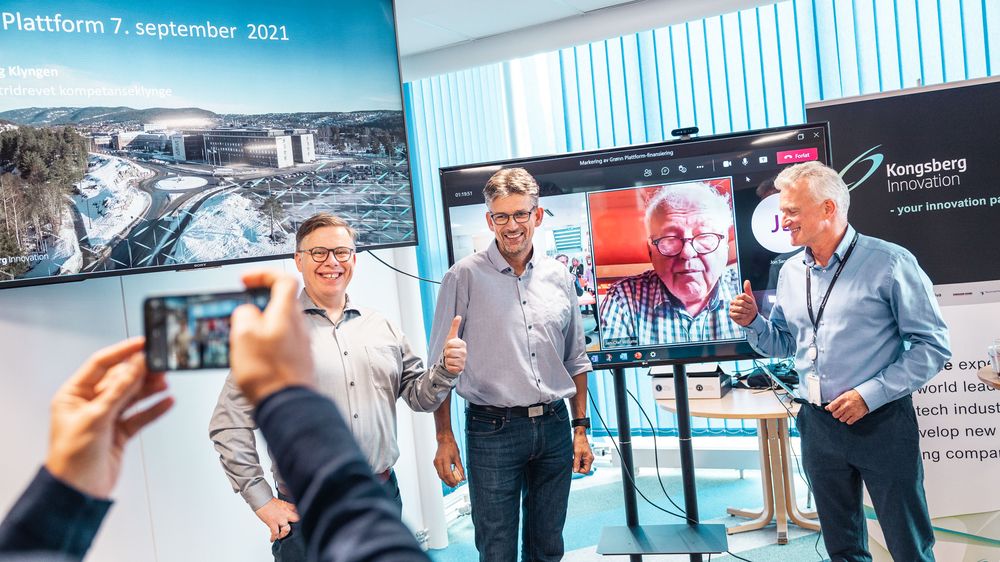 Disse skal bygge opp batteriklyngen på Kongsberg. Fra venstre: Lars Lyshaug, Svein-Olav Toro, Jan-Olaf Willumns (på skjermen) og Jarle Gjøsæther.