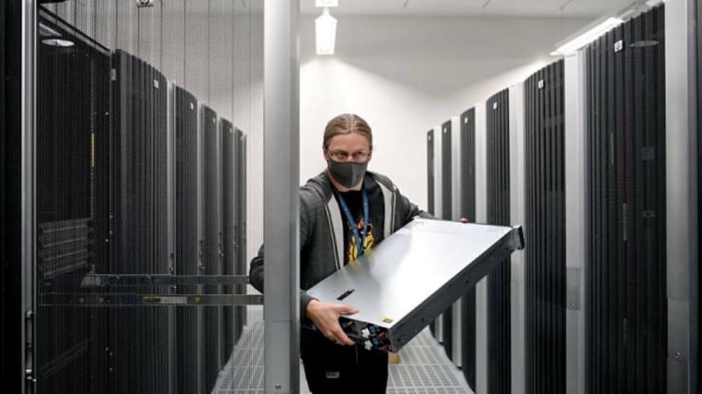 Systemadministrator Alexander Landmann henter en server fra en serverhall i et tysk datasenter. 