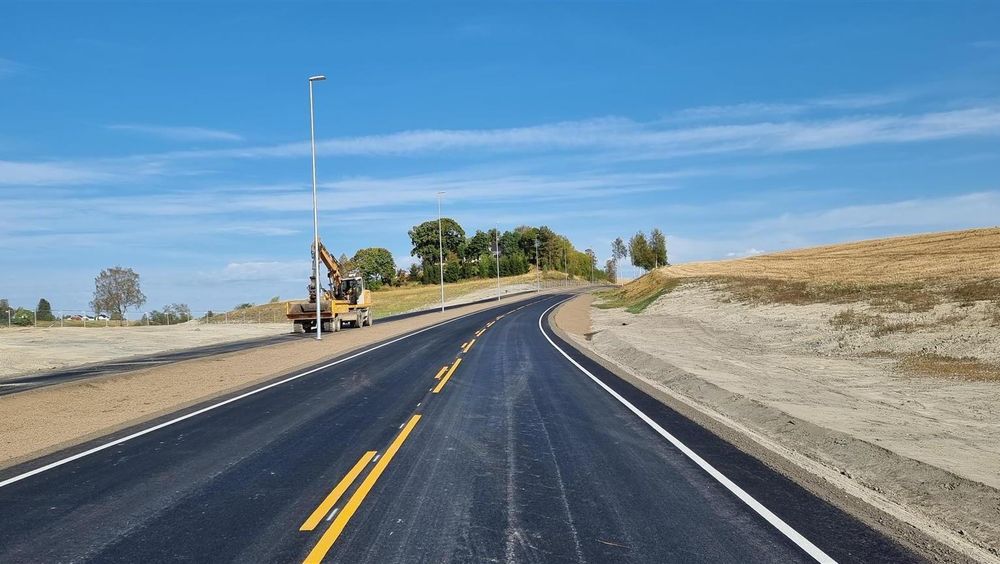 Det er lagt 6000 m2 med ny asfalt som en del av gjenoppbyggingen av fylkesveien. | Fotograf: Viken fylkeskommune