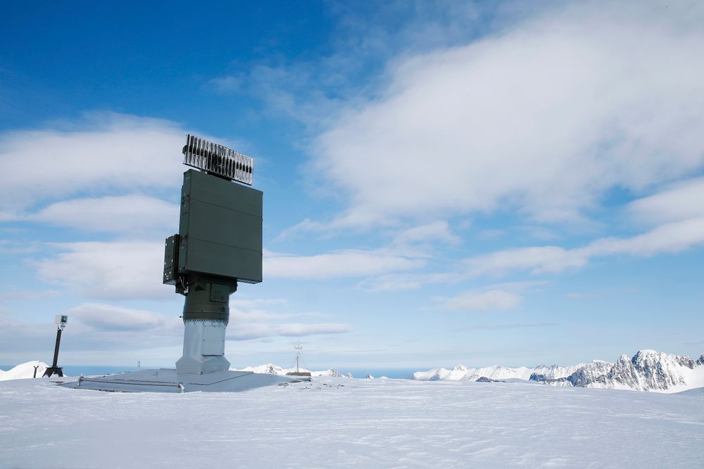 Forsvarsmateriell har utløst en opsjon de hadde på tre radarer. Bildet viser Sindre II radar på Innhesten på Senja i Troms.