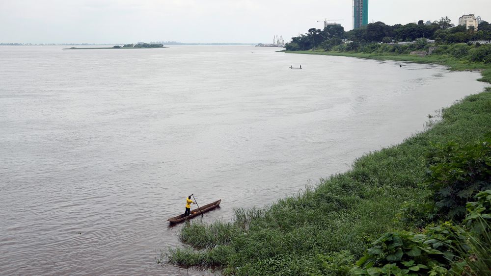 Illustrasjonsbilde: En fisker ror en båt på Kongoelven i storbyen Kinshasa.