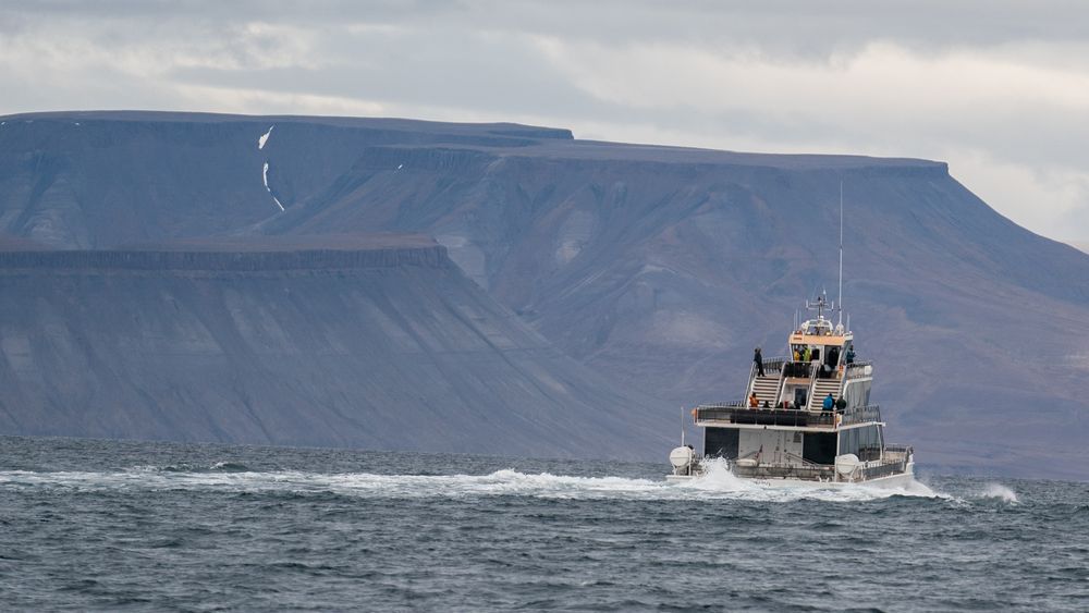 Hybridskipet Bard på Svalbard. På grunn av store avstander, bygges også den nyeste båten med diesel-generator som rekkeviddeforlenger. 