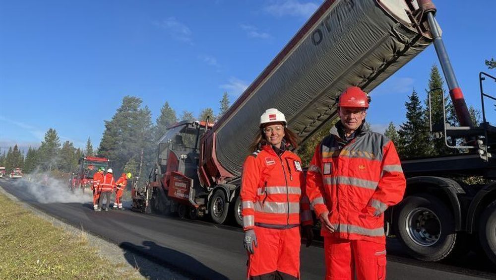 Fv. innovasjonsleder Trine Okstad i Veidekke og fagansvarlig for asfalt Thor Asbjørn Lunaas i Statens vegvesen.