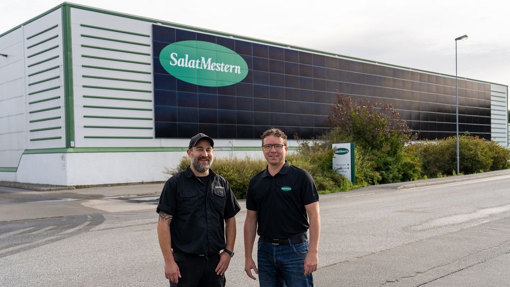 Vedlikeholdsleder Ketil Heie og kvalitetsleder Jan Børge Aune foran fabrikken til Salatmestern. Dette er det største fasadeanlegget med standardpaneler som Solcellespesialisten har montert.